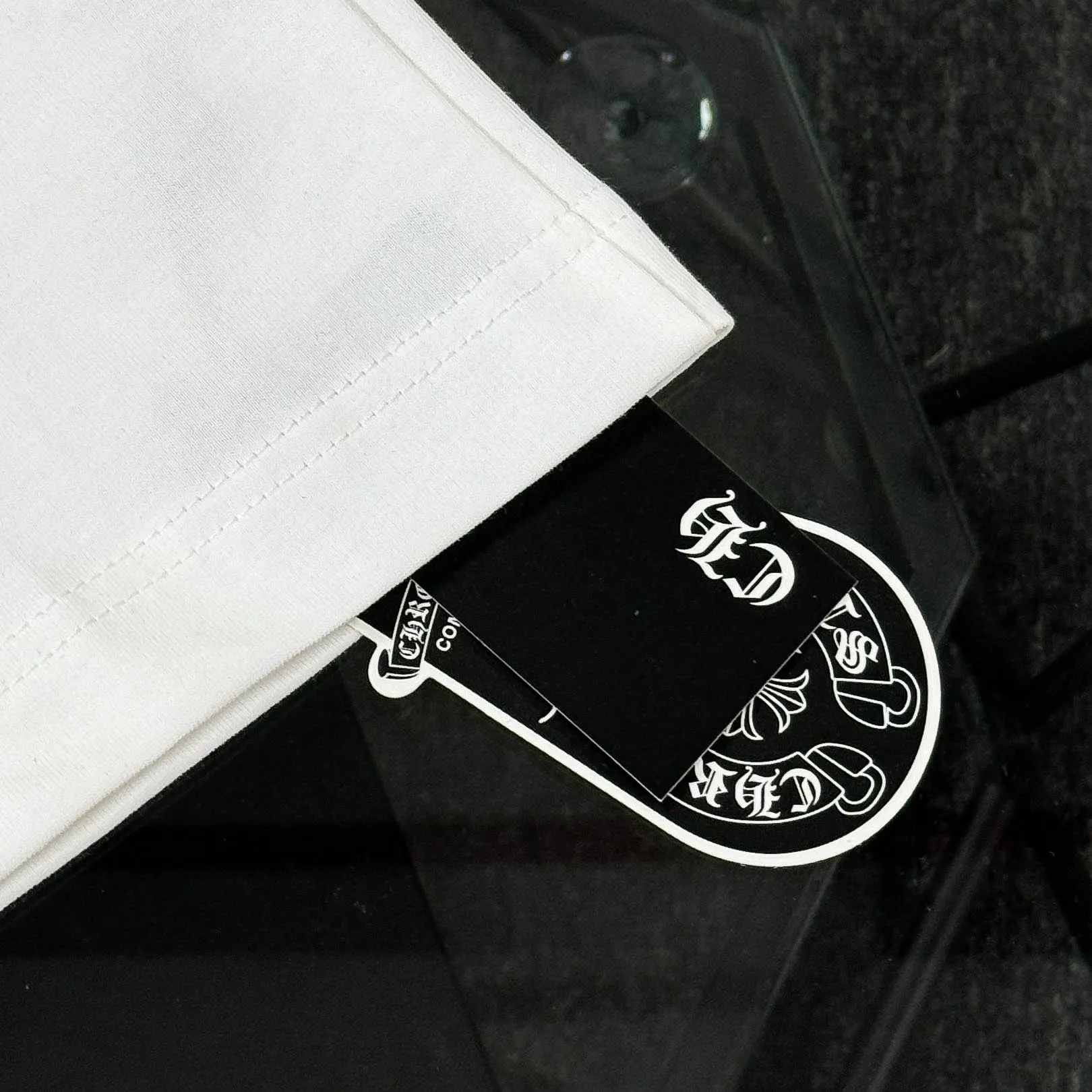 P170 Chrome Hearts Chrome Hearts 25 high-end versions. The fabric is made of 300 grams of high-density pure cotton. It does not deform or shrink. It has three labels. It is the same style for men and women. Technology: Digital printing. Color: White. Black. SIZE: S-XL.